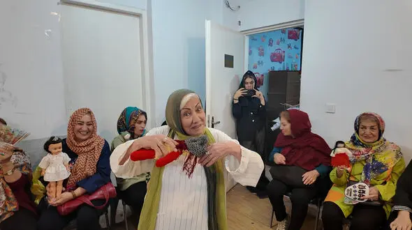 این زن با عروسک های کودکی زنان تهرانی را به چالش کشاند! + فیلم گفتگو با اشرف صحت