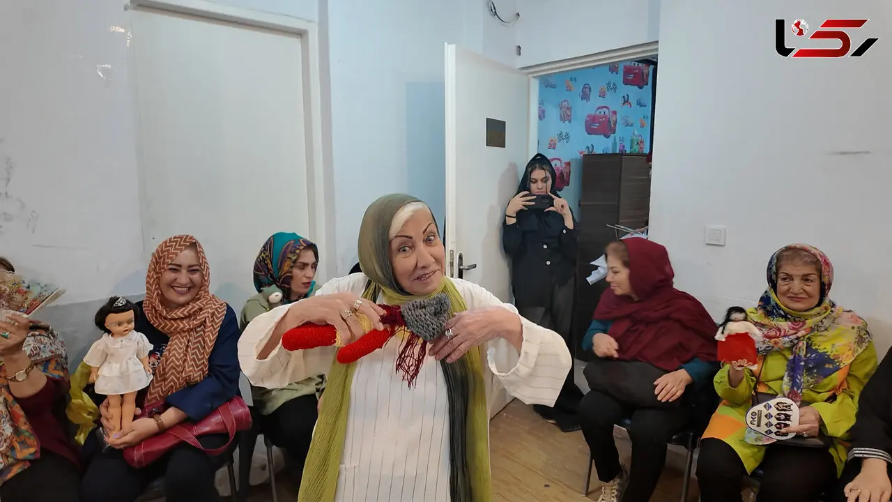 این زن با عروسک های کودکی زنان تهرانی را به چالش کشاند! + فیلم گفتگو با اشرف صحت