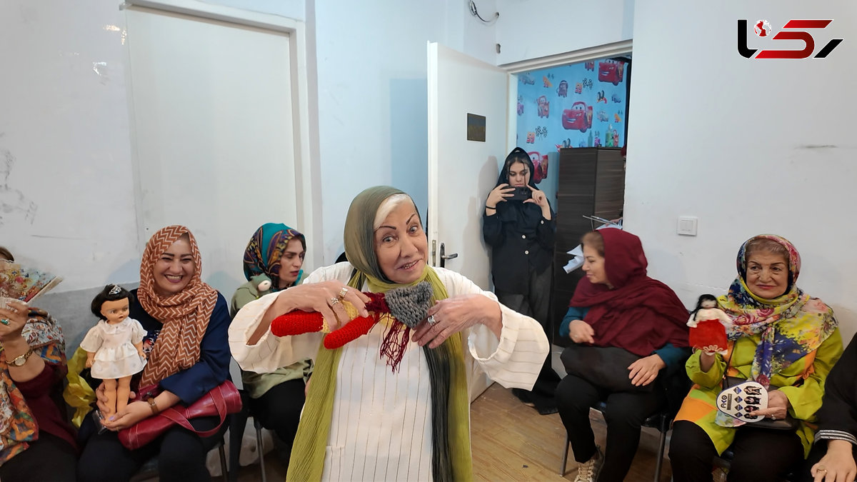این زن با عروسک های کودکی زنان تهرانی را به چالش کشاند! + فیلم گفتگو با اشرف صحت