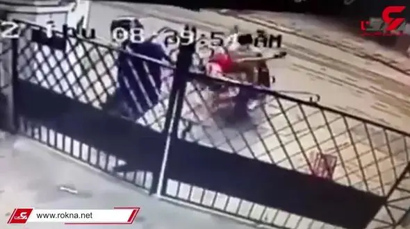 هشدار / عاقبت تنها گذاشتن پسر بچه با موتور سیکلت / پسر بچه با مغز روی زمین خورد