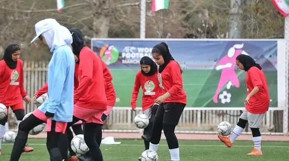 همزمان با 8 مارس، مراسم روز جهانی فوتبال بانوان برگزار شد/این دختران عاشق فوتبال+ویدیو