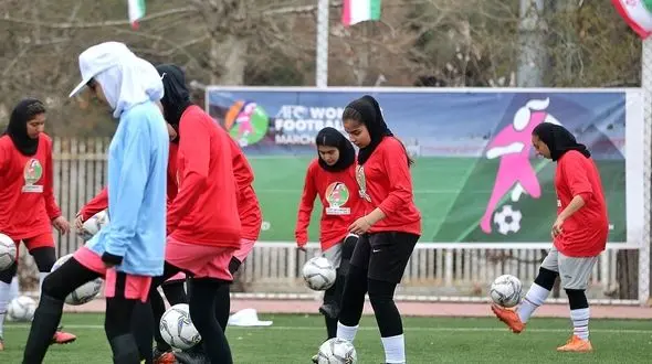 همزمان با 8 مارس، مراسم روز جهانی فوتبال بانوان برگزار شد/این دختران عاشق فوتبال+ویدیو