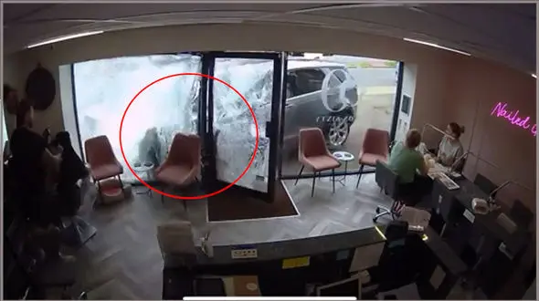 فیلم ورود خودرو شاسی بلند به آرایشگاه زنانه