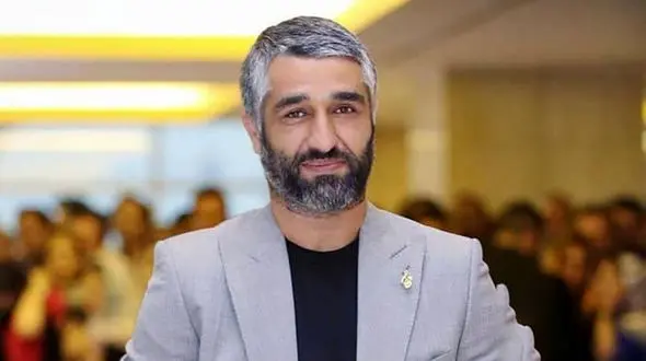 پژمان میگه هرکاری ما میکردیم از نظر علی آقای پروین بد بود و خاطره ای میگه که ثابت کنه این موضوع رو+فیلم