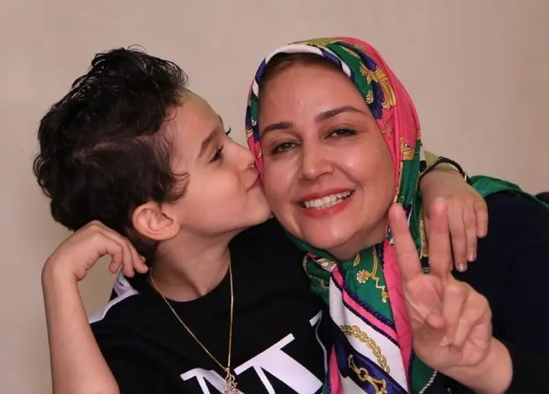 مینا هاشمی و فرزندش