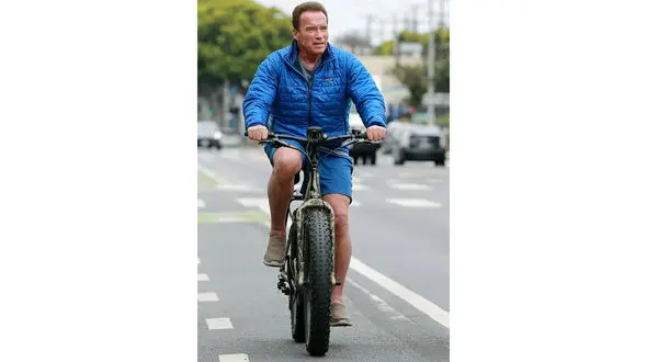 دوچرخه‌‌سواری آرنولد دو ماه بعد از عمل قلب باز +  عکس