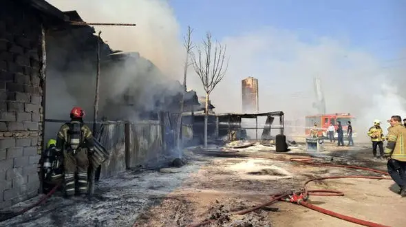 آتش سوزی در گاراژ چوب‌بری آزادگان مهار شد/  انفجار بشکه‌ها خسارت آفرید اما تلفات نداشت