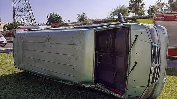 واژگونی هولناک ون در جزیره قشم / مسافران راهی بیمارستان شدند + عکس