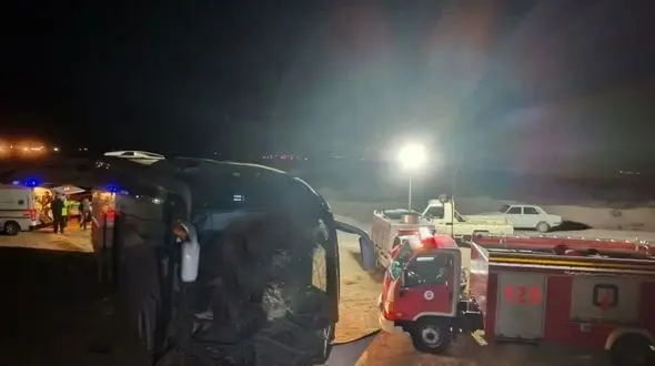 واژگونی اتوبوس کرج شیراز در بامداد گذشته+ وضعیت مصدومان