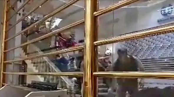 فیلم تاسف بار از هجوم مردم برای خرید دلار در تهران