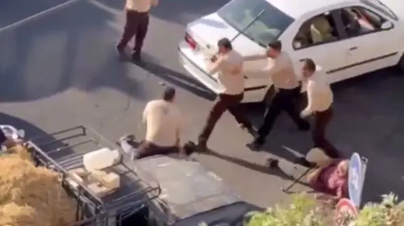 فیلم عذرخواهی شهردار قزوین از مردم بخاطر حمله زشت کارکنانش به دست فروشان