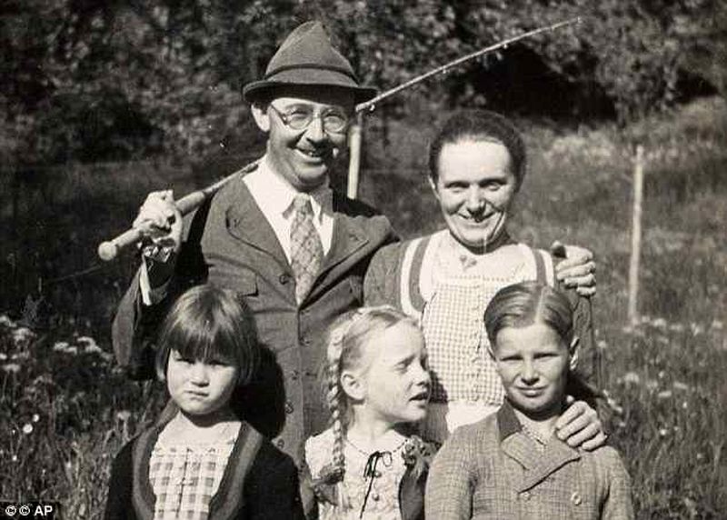 4DC0E15500000578-5900491-Heinrich_Himmler_in_Valepp_Bavaria_with_his_wife_Marga_back_righ-m-33_1530272661140