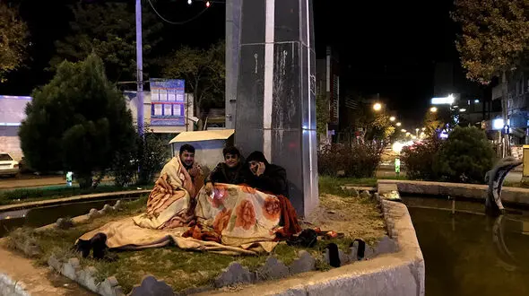 گزارش تصویری از مردم میانه و دلهره در شب زلزله 