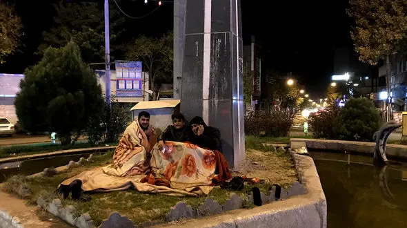 گزارش تصویری از مردم میانه و دلهره در شب زلزله 