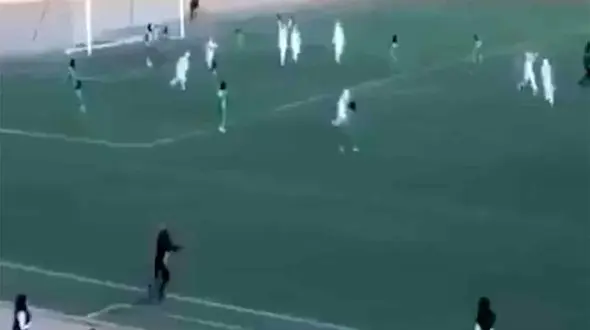 فیلم حرکت منشوری مرد اورژانس در فوتبال زنان ایران / او خانم فوتبالیست را در آغوش کشید