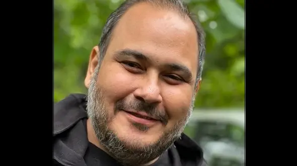 صحبت های سام درخشانی و برادر رضا داوودنژاد در مراسم خاکسپاری رضا داوودنژاد 