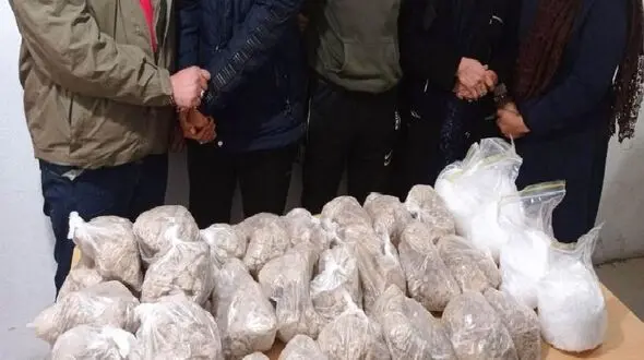 تجارت مرگ شغل کثیف این خانواده بود! / 47 کیلوگرم مواد صنعتی از خودرو بیرون کشیدند + جزییات 