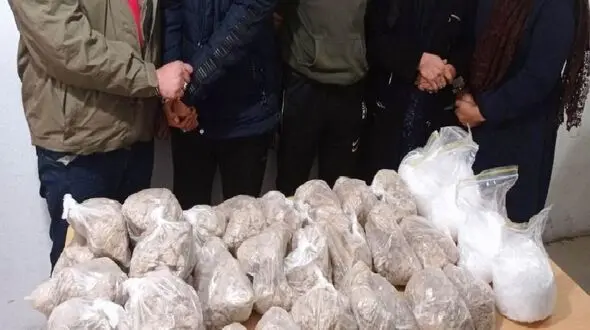 تجارت مرگ شغل کثیف این خانواده بود! / 47 کیلوگرم مواد صنعتی از خودرو بیرون کشیدند + جزییات 