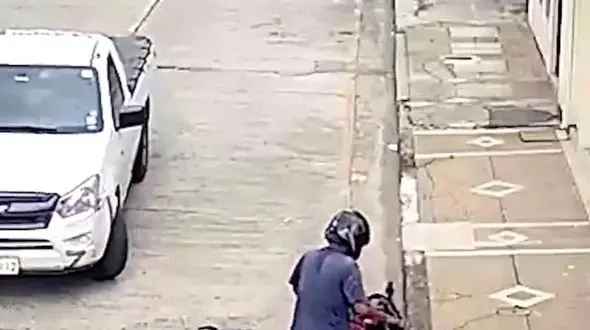 ببینید / انتقام سخت از سارق موتورسوار / زن بیچاره هاج و واج ماند + فیلم 