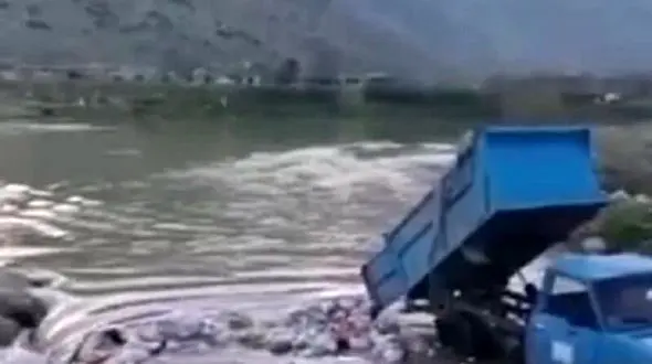 ماجرای تخلیه زباله در رودخانه بیستون؛ عاملان تحت تعقیب + فیلم