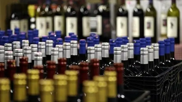 پلیس، کامیون حامل الکل صنعتی قاچاق در خرم‌آباد را متوقف کرد