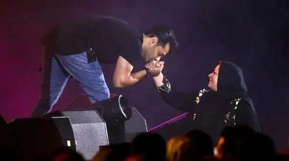 فیلم زیباترین آواز رضا بهرام /همخوانی رضا بهرام با مادرش با آهنگ مادر  / فقط ذوق توی چشماشون !