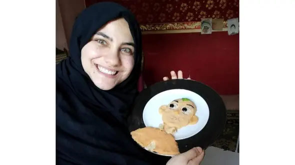 دختری که با تزئین کارتونی غذاها کودکان را از کرونا دور می کند!