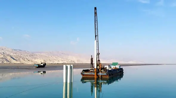 به مناسبت دهه فجر، از رمپ فلزی شناور بندرگاه خمیر رونمایی می شود