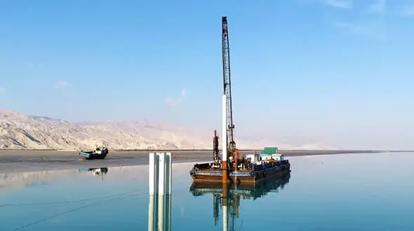 به مناسبت دهه فجر، از رمپ فلزی شناور بندرگاه خمیر رونمایی می شود