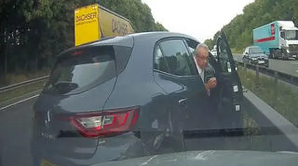 فیلم لحظه لایی کشیدن راننده بی فکر  / تصادف زنجیره ای در بزرگراه