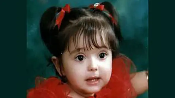 این دختر فوق زیبا و شیرین کدام خانم بازیگر جذاب سینما است؟ / حدس بزنید!