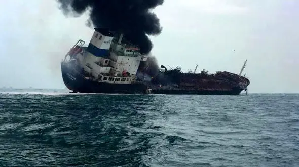 یک نفتکش در آبهای هنگ‌ کنگ منفجر شد + عکس