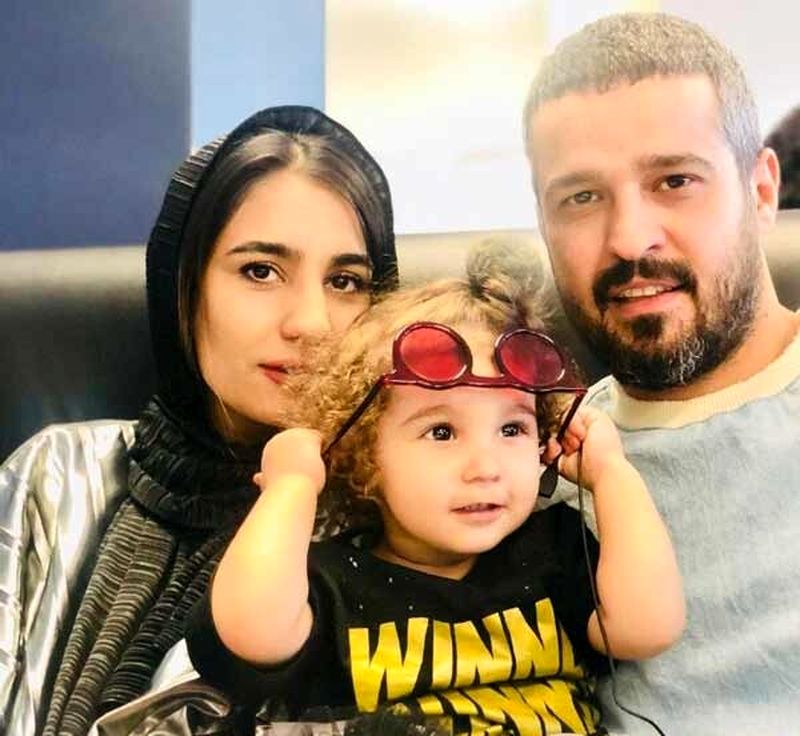  مجتبی پیرزاده و همسر و دخترش