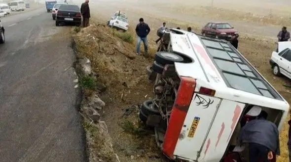 واژگونی مینی‌بوس حامل دانش‌آموزان دختر در نقده / ۱۳ نفر مصدوم شدند
