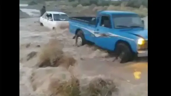 عجیب ترین فیلم از سیل سیتان و بلوچستان / ببینید وانت آبی چه می کند