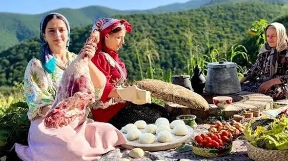 طرز پخت نان لواش و آبگوشت در طبیعت گیلان + فیلم