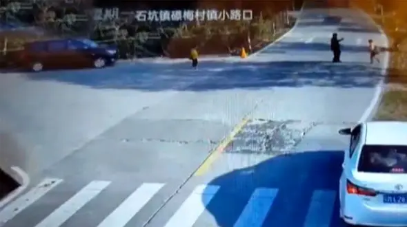 واکنش یک راننده کودک را از مرگ حتمی نجات داد + فیلم