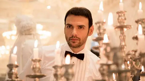 درگیری بازیگر مرد سینما با بی وزنی + عکس 