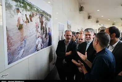  بازدید سیدعباس صالحی وزیر فرهنگ و ارشاد اسلامی و احمد مسجد جامعی عضو شورای شهر تهران از نمایشگاه عکس "خانه‌ای که سیل برد، مهری که سیل آورد" در ایوان انتظار میدان ولیعصر(عج) 