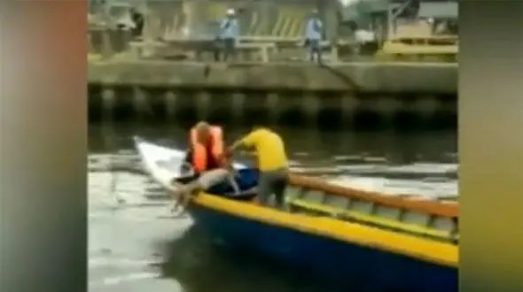  فیلم دردناک بازگرداندن جسد کودک به ساحل توسط تمساح غول‌پیکر! / شوک آور