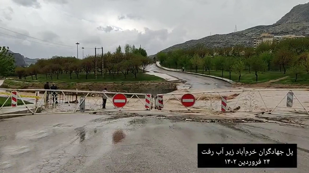 زیر آب رفتن پلی در خرم آباد در پی وقوع سیل فیلم