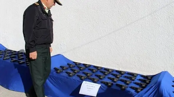 اشراف اطلاعاتی پلیس از ورود سلاح به کشور/ 60 قبضه کلت کمری در کرمانشاه کشف شد