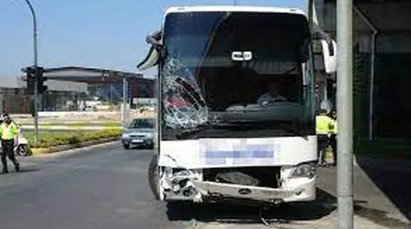 ببینید/خرد کردن شیشه اتوبوس با مشت‌های سهمگین مرد وسط ترافیک