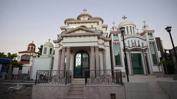 قبرستان ویژه برای تبهکار مشهور / گورستانی با کولر، وای‌فای و شیشه‌های ضدگلوله + تصاویر