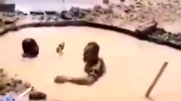 پشت پرده فیلم  فرو رفتن دو بهبهانی در گودال آب گل آلود + فیلم 