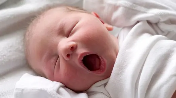 زن معتاد ادعای فروش نوزادش را تکذیب کرد