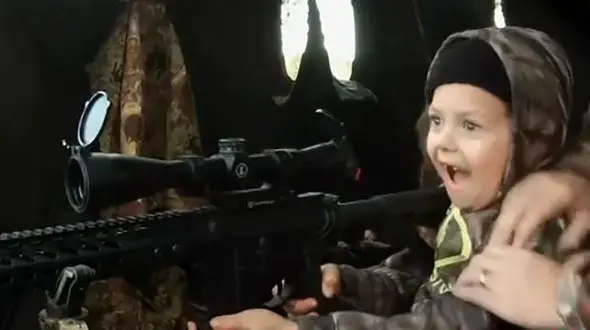 مردی به دختر 7 ساله اش آموزش کشتن می دهد / فیلم لحظه آموزش 