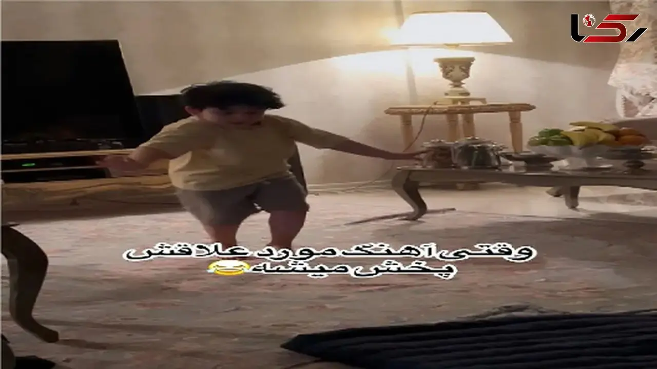 فیلم آواز شاد؛ برا پسربچه تپلی آهنگ مورد علاقشو گذاشتن گوله اومد رقصید / چقدر بامزس!