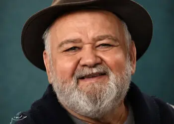 تصویری احساسی از اکبر عبدی در کنار پدر و مادرش/ روایت خانواده بازیگر محبوب