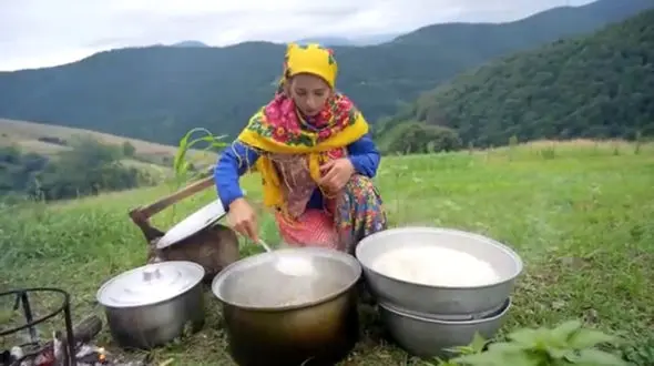 پخت غذاهای محلی در ایران؛ مرغ بریان و آلبالو پلو خوشمزه / فیلم